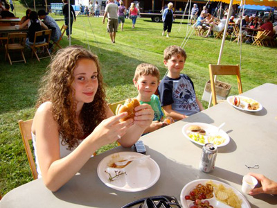 Kids and families are enjoying food at the Conneaut Cellars Winery June picnic event.